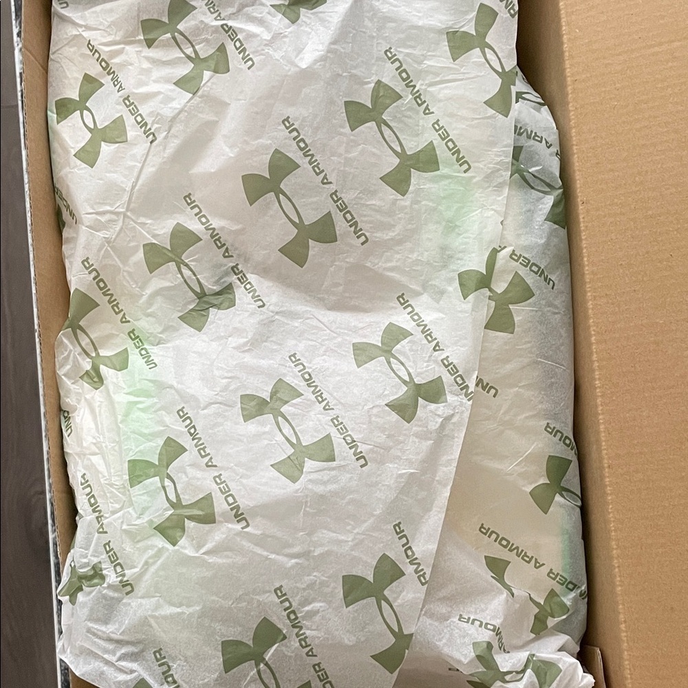 Under Armour Athletic Shoes - Cream and Green Men’s 11.5 running - Picture 8 of 9